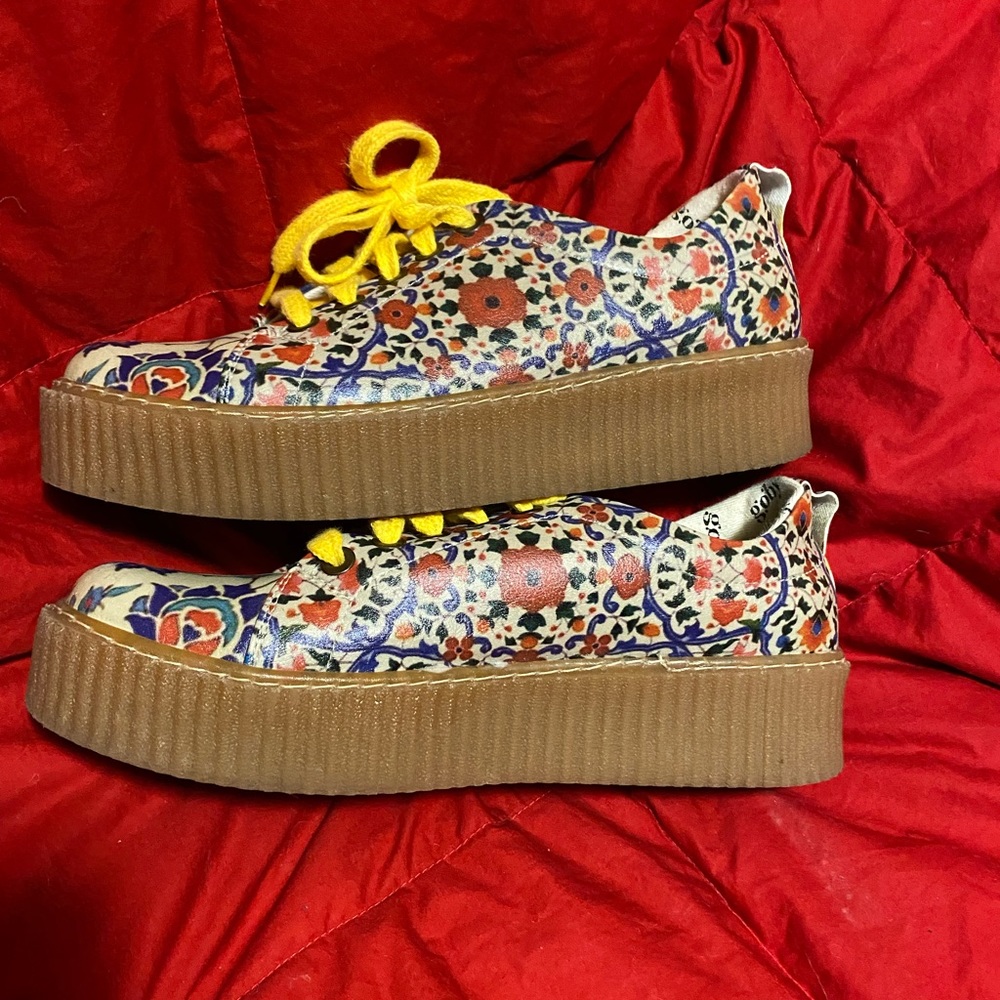 🎄GOBY Floral Sneakers NWT🎄